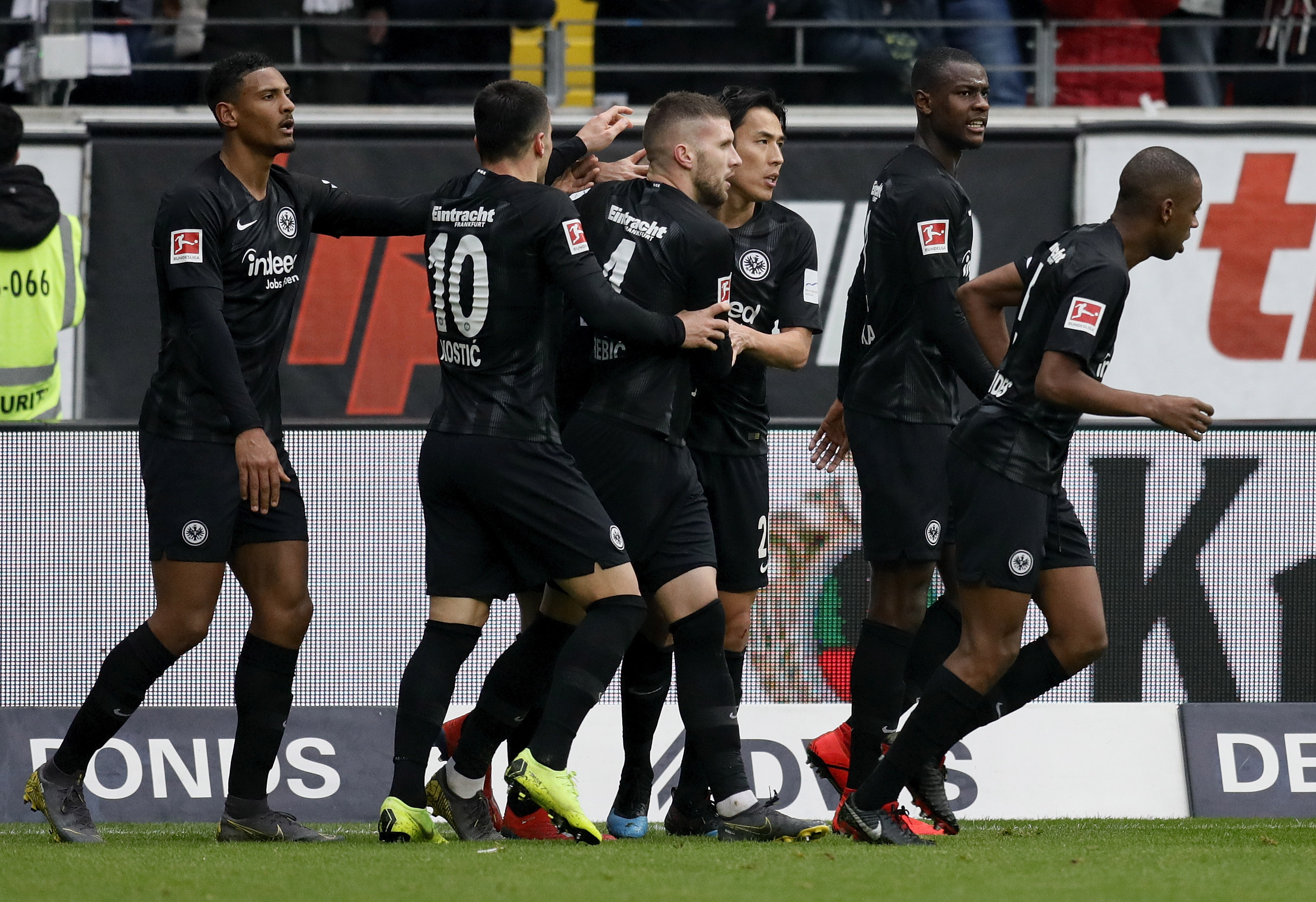 包含欧篮联清晨走向成谜;法兰克福远射贴柱;态度坚定;球队文化再被提及的词条 包含欧篮联清晨走向成谜;法兰克福远射贴柱;态度坚定;球队文化再被提及的词条