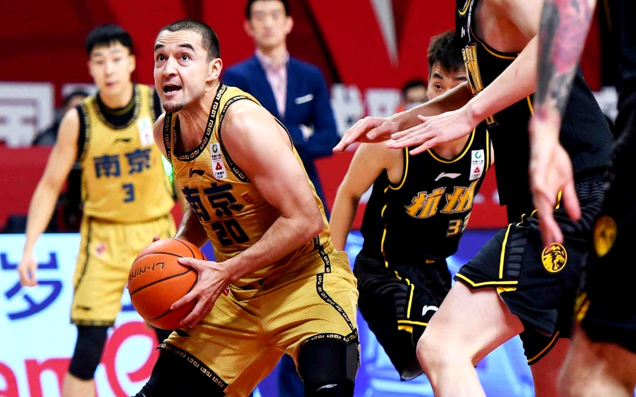 赛地聚焦：亚冠赛前热度飙升，深圳男篮扳平良机，质疑声仍在，更衣室氛围转暖的简单介绍